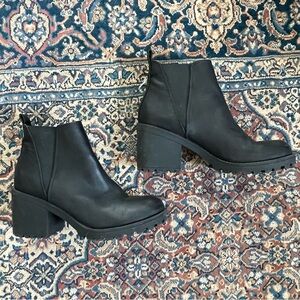 ‘Dirty Laundry’ Lisbon Lug Sole Chelsea Boots